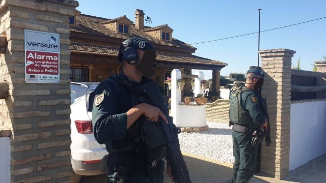 Dos agentes vigilan la entrada de uno de los inmuebles registrados este miércoles