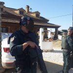 Dos agentes vigilan la entrada de uno de los inmuebles registrados este miércoles