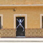 Fachada de la vivienda de Dos Hermanas donde fueron hallados los cadáveres de las dos personas