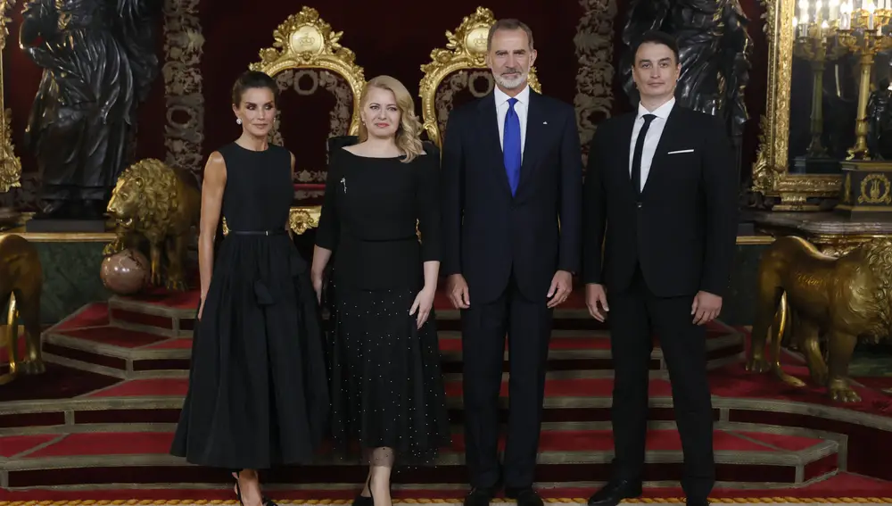Los Reyes Felipe y Letizia posan con la presidenta de Eslovaquia, Zuzana Čaputová, y su pareja, Juraj Rizman