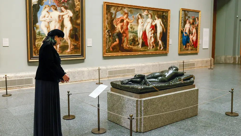 La esposa del primer ministro de Albania, Linda Rama, contempla una escultura; al fondo, de izda. a dcha., &quot;Las tres Gracias&quot;, &quot;El juicio de Paris&quot; y &quot;Tres ninfas con el cuerno de la abundancia&quot;, de Rubens