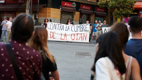 Un momento de la concentración en contra de la cumbre de la OTAN hoy en la plaza madrileña de Lavapiés