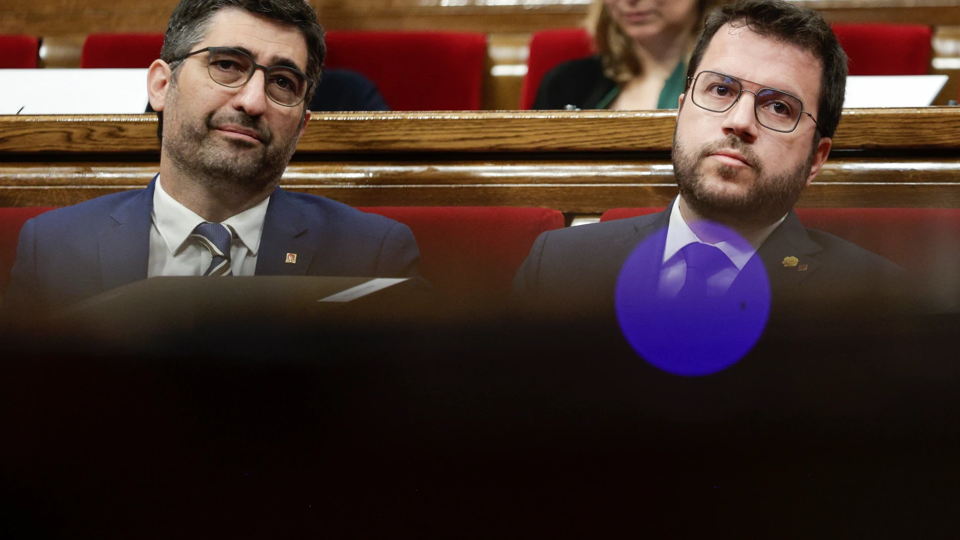 GRAFCAT9270 BARCELONA 29/06/2022.- El presidente de la Generalitat, Pere Aragonés, acompañado por el vicepresidente Jordi Puigneró, durante la sesión celebrada esta mañana de control en el Parlament, después de haber pactado con sus socios de coalición, JxCat, mejorar su comunicación interna en cuestiones que atañen a la relación con el Gobierno del Estado, para evitar peleas internas. EFE/Quique Garcia