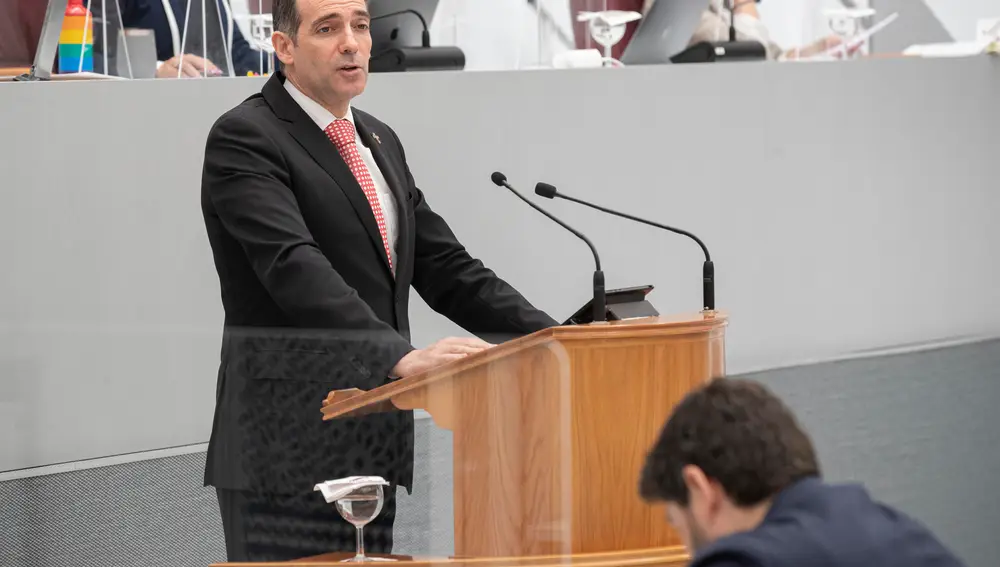 CARTAGENA (MURCIA), 29/06/2022.- El diputado de Vox en el parlamento murciano Juan José Liarte, durante su intervención en la segunda sesión del Debate del Estado de la Región este miércoles en la Asamblea Regional. EFE/Marcial Guillén