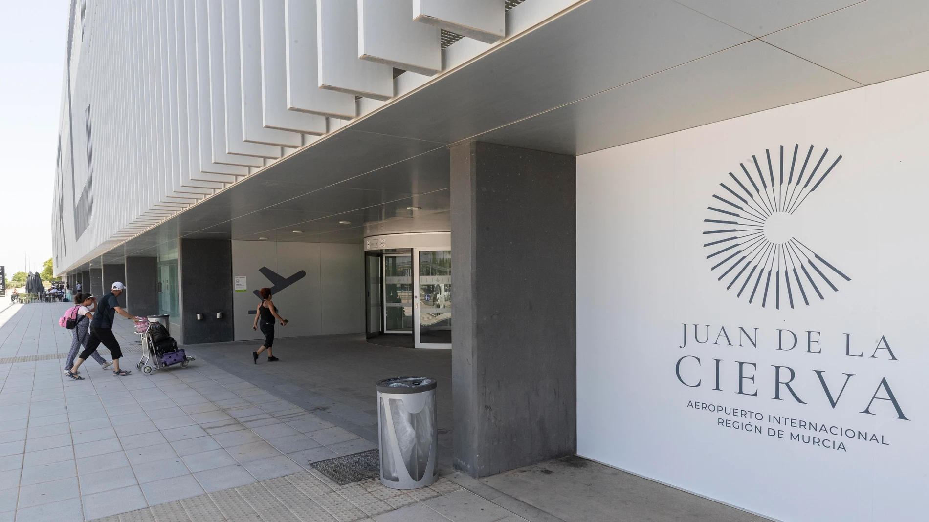 Viajeros acceden al Aeropuerto Internacional Región de Murcia-Juan de la Cierva