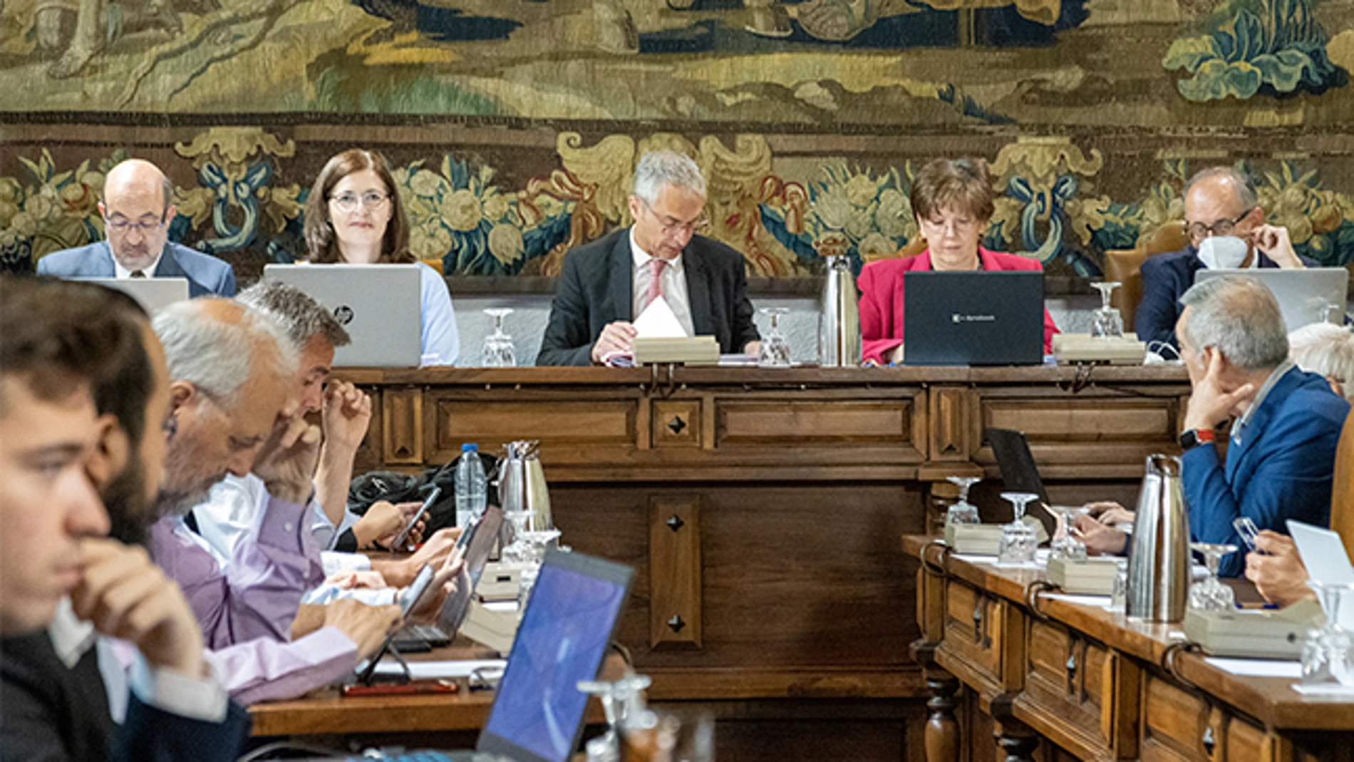 Consejo de Gobierno de la Universidad de Salamanca presidido por su rector Ricardo Rivero