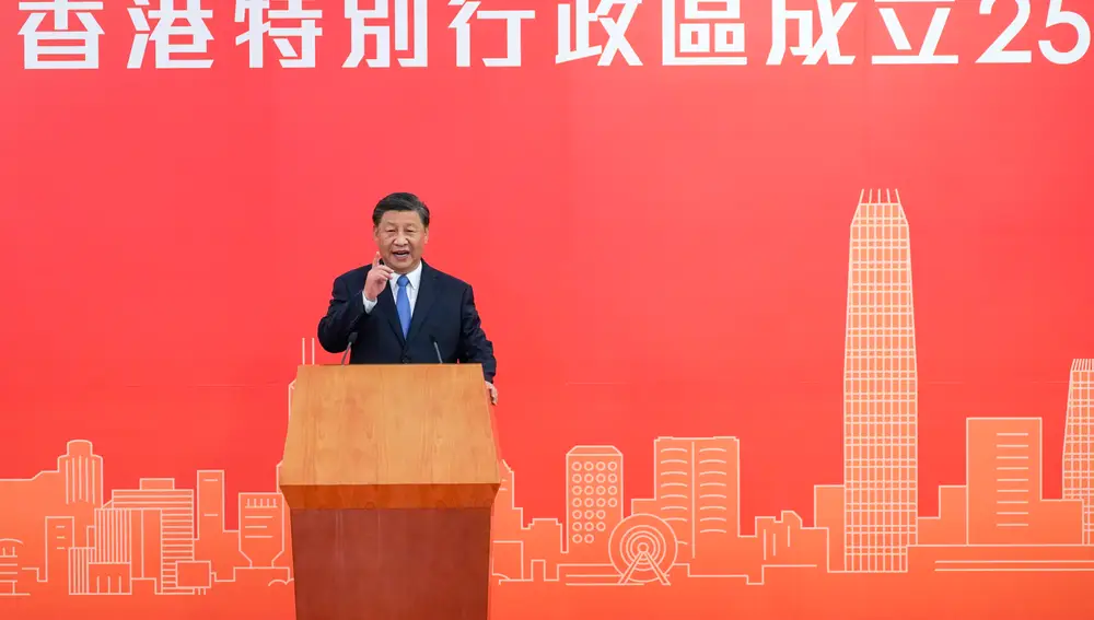 El presidente chino, Xi Jinping, habla al llegar a la terminal ferroviaria de alta velocidad de Hong Kong