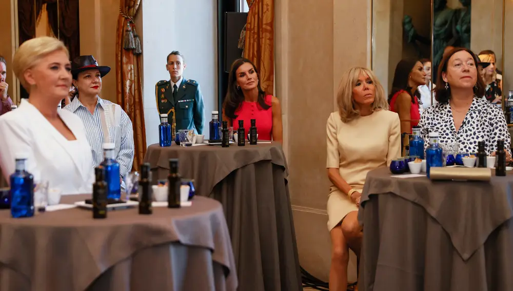 La reina Letizia, la primera dama francesa, Brigitte Macron y la mujer del secretario general de la OTAN, Ingrid Schulerud junto al resto de acompañantes de los jefes de Estado y de gobierno de la cumbre OTAN, en el Teatro Real.
