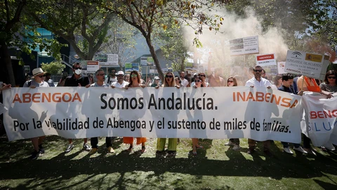 Los trabajadores de Abengoa han interrumpido sus protestas a la espera de la reunión del próximo lunes entre la Junta y el Gobierno