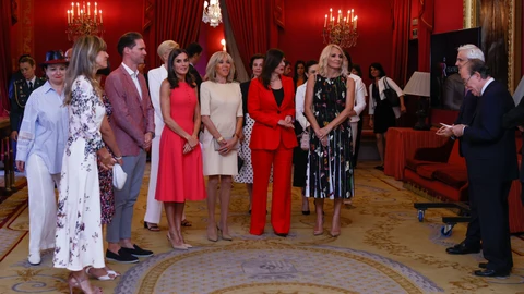La reina Letizia (c), la mujer del presidente del Gobierno, Begoña Gómez (2i), la primera dama francesa, Brigitte Macron (c-d), la primera dama de Montenegro, Lidija Kuc Dukanovic (d) y el marido del primer ministro de Luxemburgo, Gauthier Destenay (3i) durante su visita al Teatro Real de Madrid este jueves durante las visitas culturales a los acompañantes de los mandatarios que asisten a la cumbre de la OTAN.