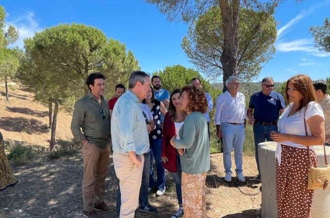 El secretario general del PSOE-A, Juan Espadas, durante una visita el núcleo forestal de La Pata del Caballo, en Escacena del Campo (Huelva)