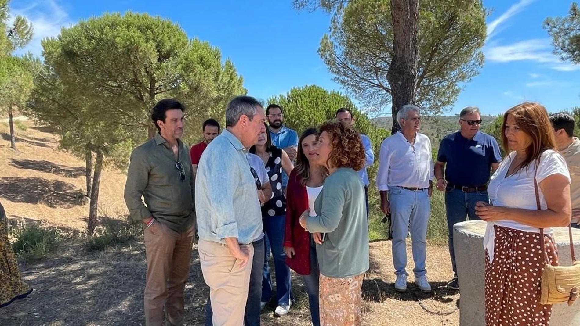 El secretario general del PSOE-A, Juan Espadas, durante una visita el núcleo forestal de La Pata del Caballo, en Escacena del Campo (Huelva)