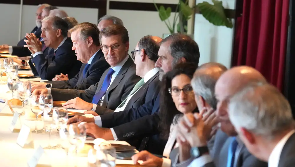 El presidente del PP, Alberto Núñez Feijóo (c), durante la reunión con el Círculo de Empresarios Vascos