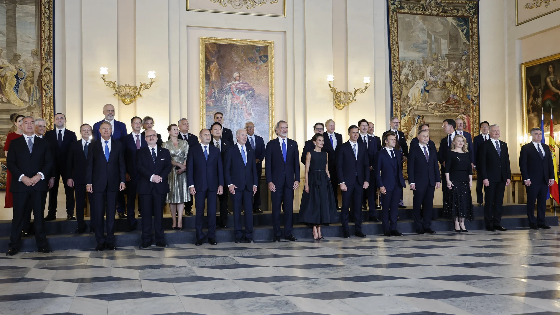 Los líderes de la OTAN posan junto a los Reyes antes de la cena oficial en el Palacio Real