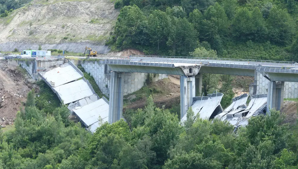 Derrumbe de parte del viaducto del Castro en el municipio de Vega de Valcarce (León)