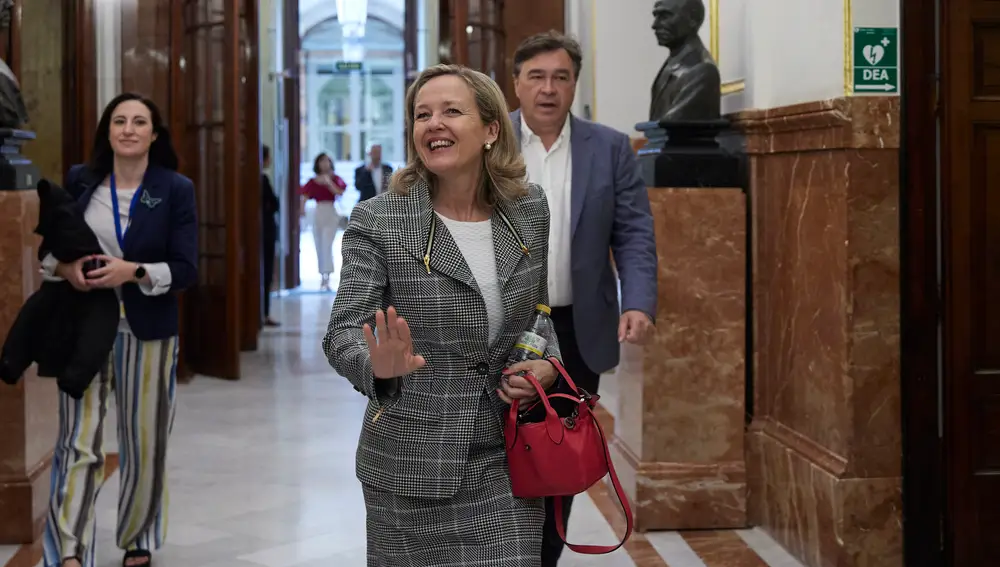 La vicepresidenta primera y ministra deEconomía, Nadia Calviño, a su llegada al Congreso de los Diputados, a 30 de junio de 2022