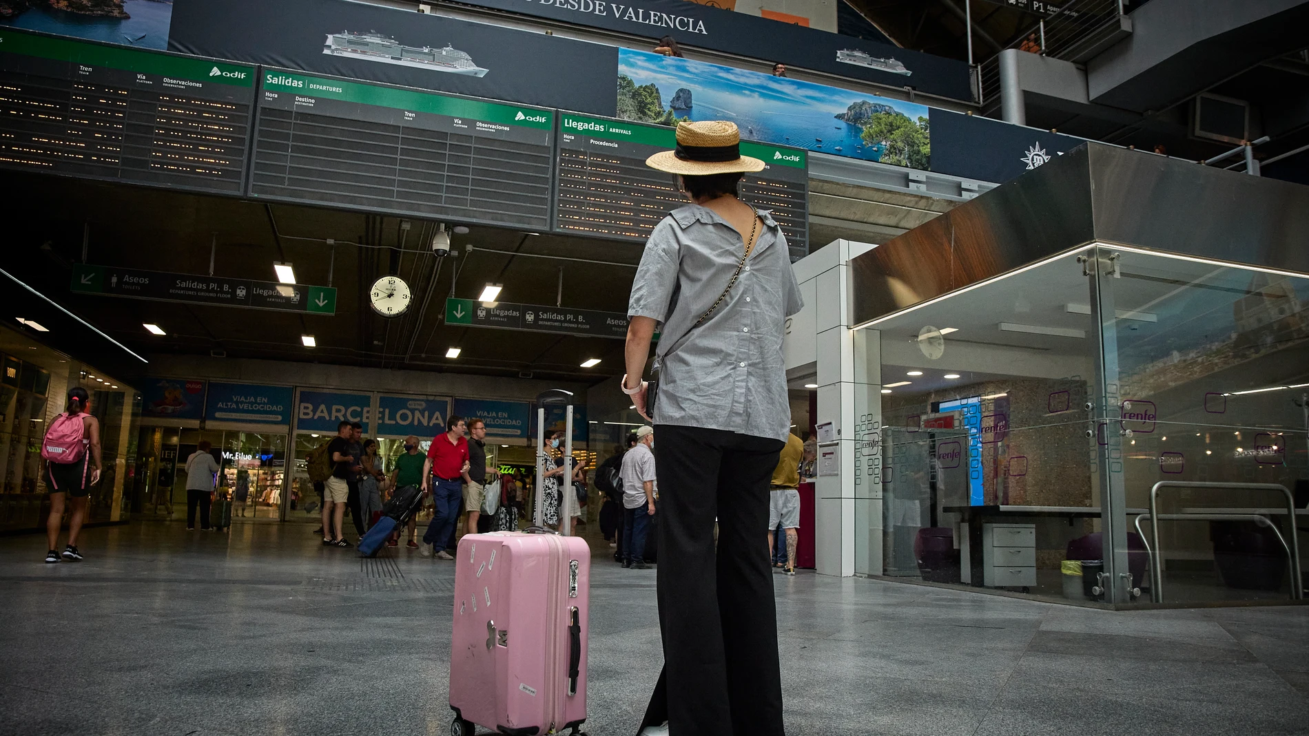 Una pasajera con su maleta en la estación de Atocha-Estación de Madrid-Chamartín, a 1 de julio de 2022