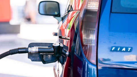 Un hombre echa gasolina en una estación de servicio, el primer día de la primera operación salida del verano de 2022. 01 JULIO 2022;OPERACIÓN SALIDA;DESPLAZAMIENTOS;VERANO;2022;TRANSPORTE;VIAJES;VACACIONES;VEHICULOS;ATASCO;COCHES;COMBUSTIBLE;GASOLINA A. Pérez Meca / Europa Press 01/07/2022
