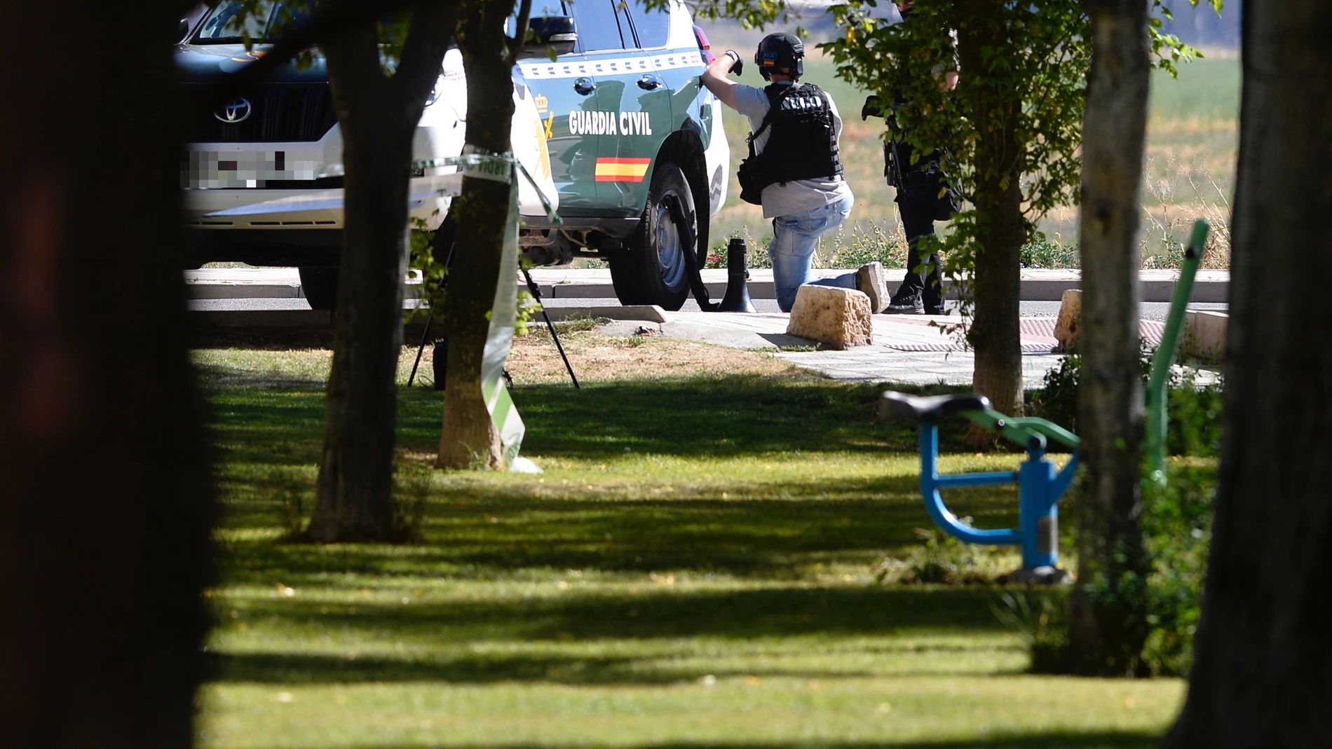 Efectivos de la Guardia Civil durante el operativo del pasado viernes en Santovenia