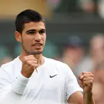 Carlos Alcaraz celebra su triunfo ante Oscar Otte en tercera ronda de Wimbledon