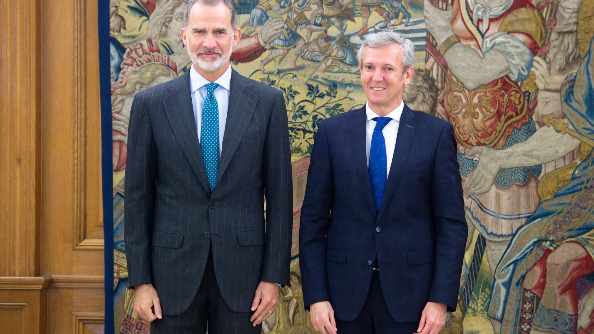 El Rey Felipe VI (i) recibe en audiencia al presidente de la Xunta de Galicia, Alfonso Rueda Valenzuela, en el Palacio de La Zarzuela, a 1 de julio de 2022, en Madrid (España). El monarca recibe a Rueda con motivo de su reciente nombramiento en el cargo. El pasado 14 de mayo, Rueda tomó posesión como presidente autonómico de Galicia, convirtiéndose en el sexto en ostentar dicho cargo. 01 JULIO 2022;ZARZUELA;RUEDA;REY;FELIPE VI Gustavo Valiente / Europa Press 01/07/2022