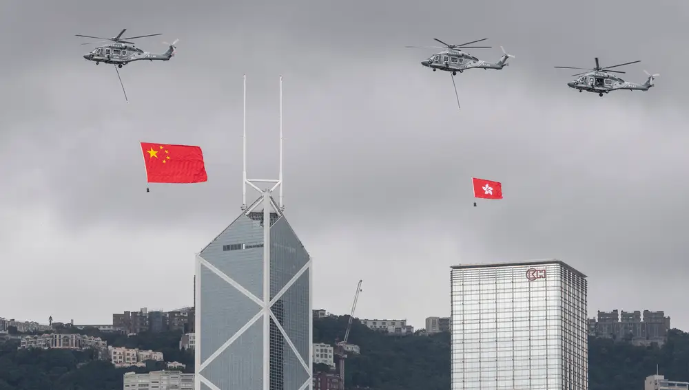 Aeronaves del Government Flying Services despliegan las banderas de la República Popular China en Hong Kong