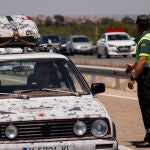 Un agente de la Guardia Civil para a un vehículo durante un control de la Guardia Civil