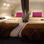 Dos camas en la zona de descanso de la tripulación en un avión