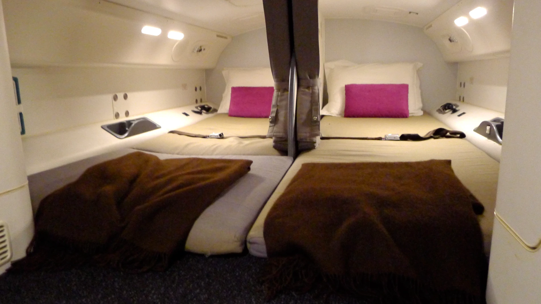 Dos camas en la zona de descanso de la tripulación en un avión