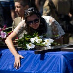 Una mujer llora sobre el ataúd de uno de los 13 soldados caídos en el frente de batalla, que fueron sepultados en el cementerio Krasnopilske