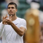 Carlos Alcaraz aplaude al público Wimbledon después de alcanzar los octavos de final