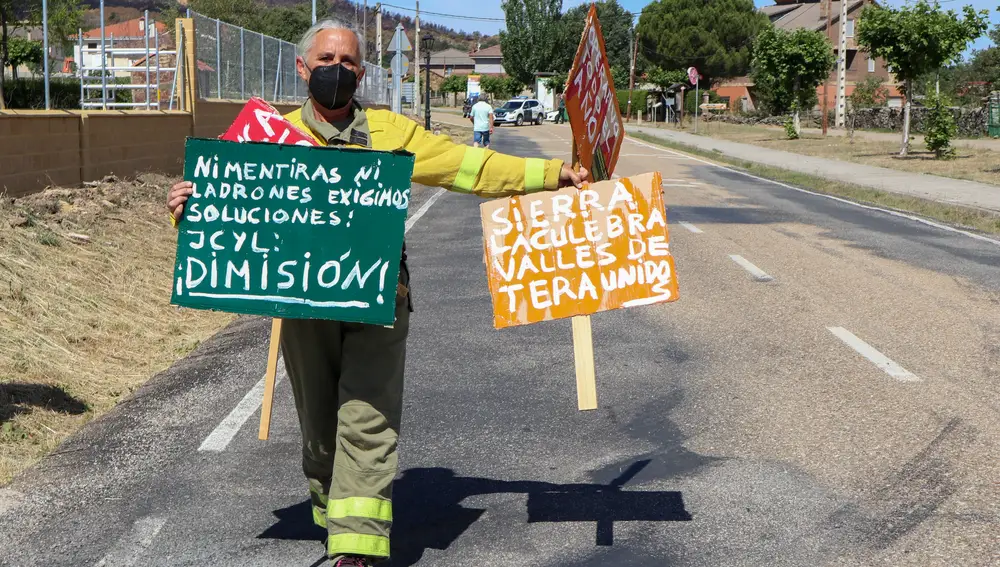 La organización agraria COAG Zamora se manifiesta en el municipio zamorano de Villardeciervos en la que reclama conocer del incendio de la Sierra de la Culebra