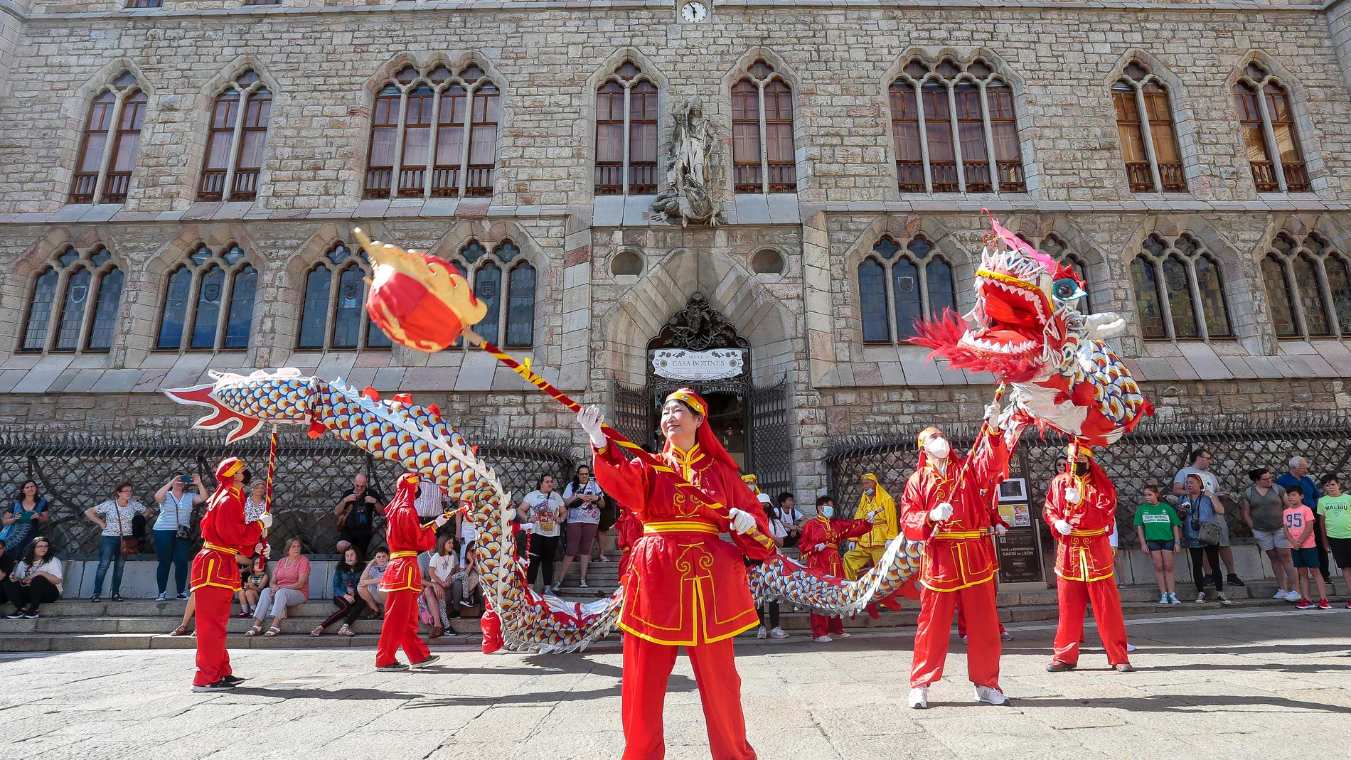 Desfile del Dragón y la Danza del León por las calles de la capital leonesa, organizados por el Instituto Confucio