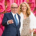 Rupert Murdoch y la modelo Jerry Hall en la premiere de 'Absolutely Fabulous' en Londres