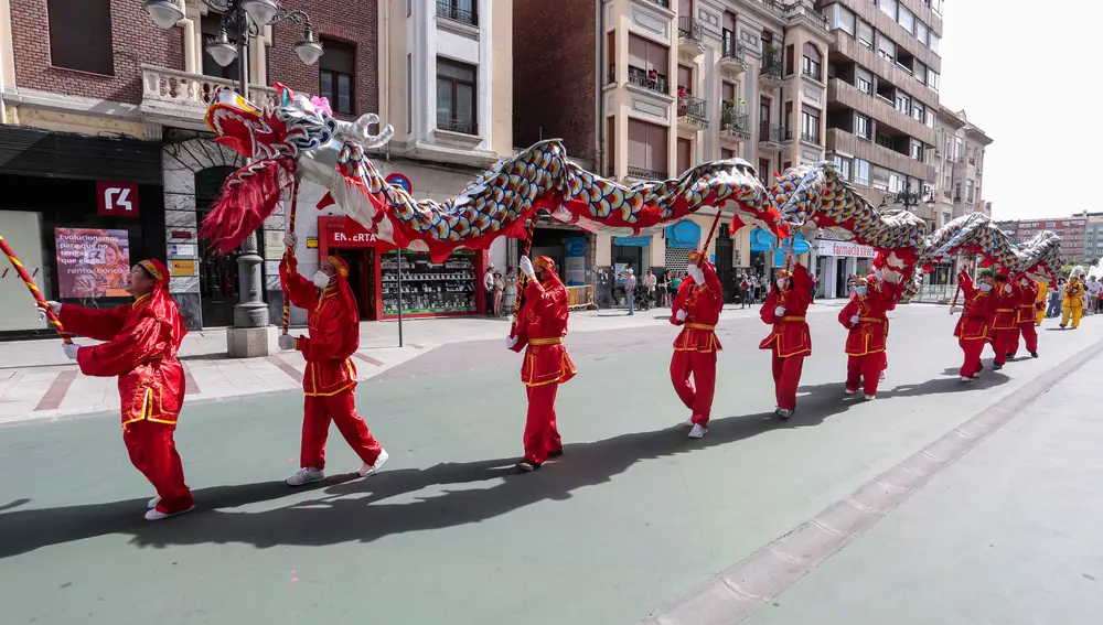 Desfile del Dragón y la Danza del León por las calles de la capital leonesa, organizados por el Instituto Confucio