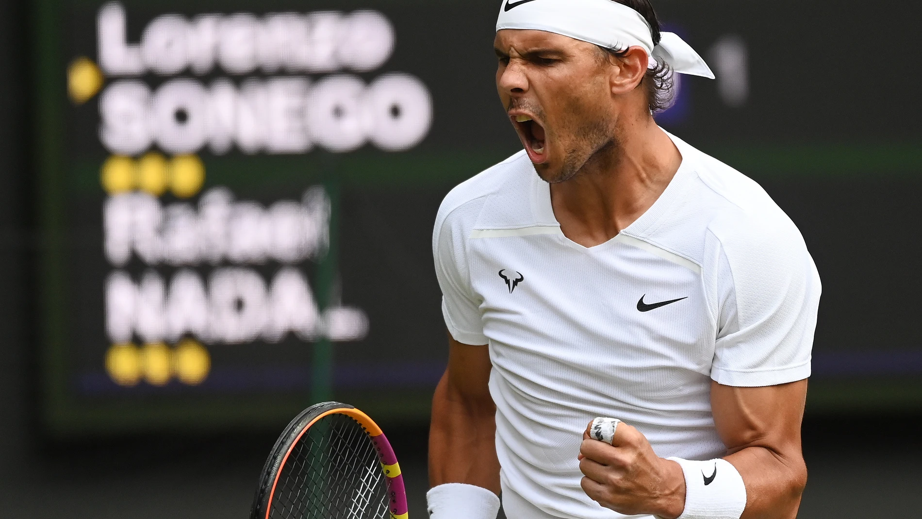Nadal celebra uno de los puntos que ganó contra Sonego en la tercera ronda de Wimbledon