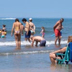 Las playas de la costa de Huelva se han llenado de turistas en el primer fin de semana de julio