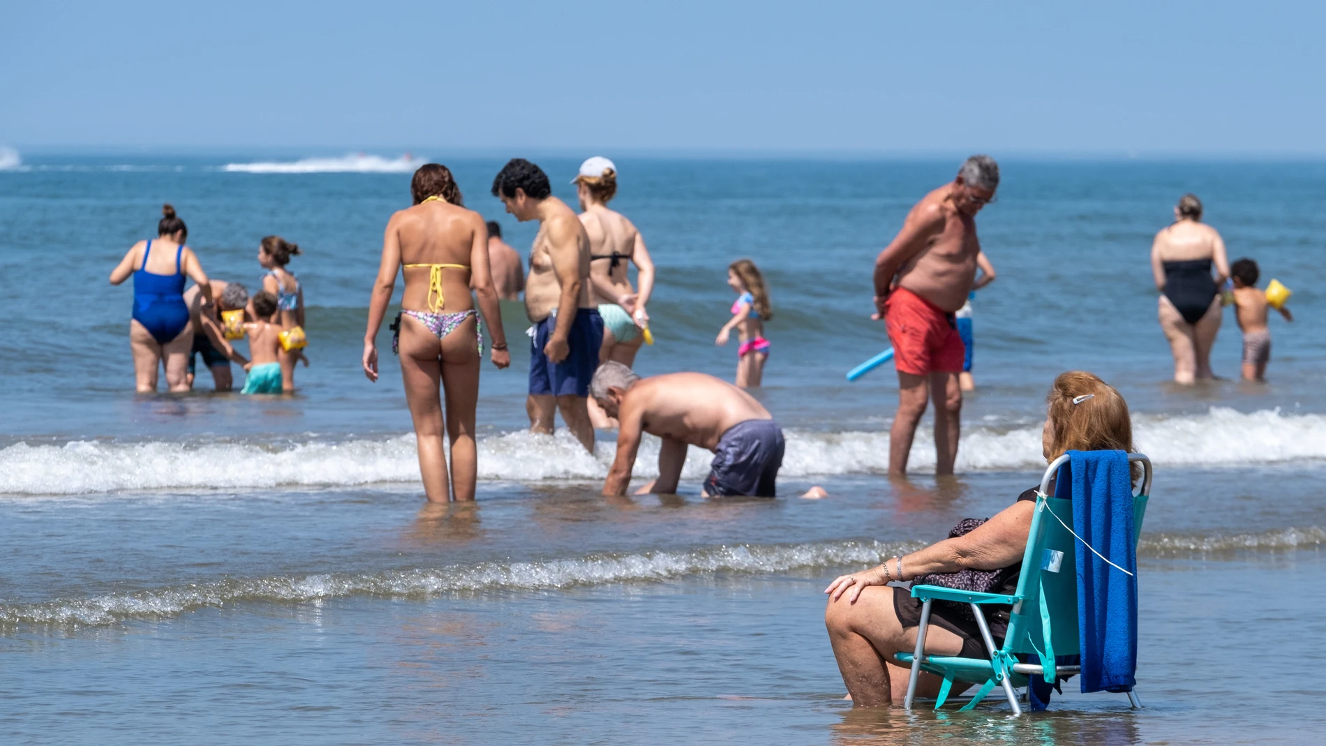 Las playas de la costa de Huelva se han llenado de turistas en el primer fin de semana de julio