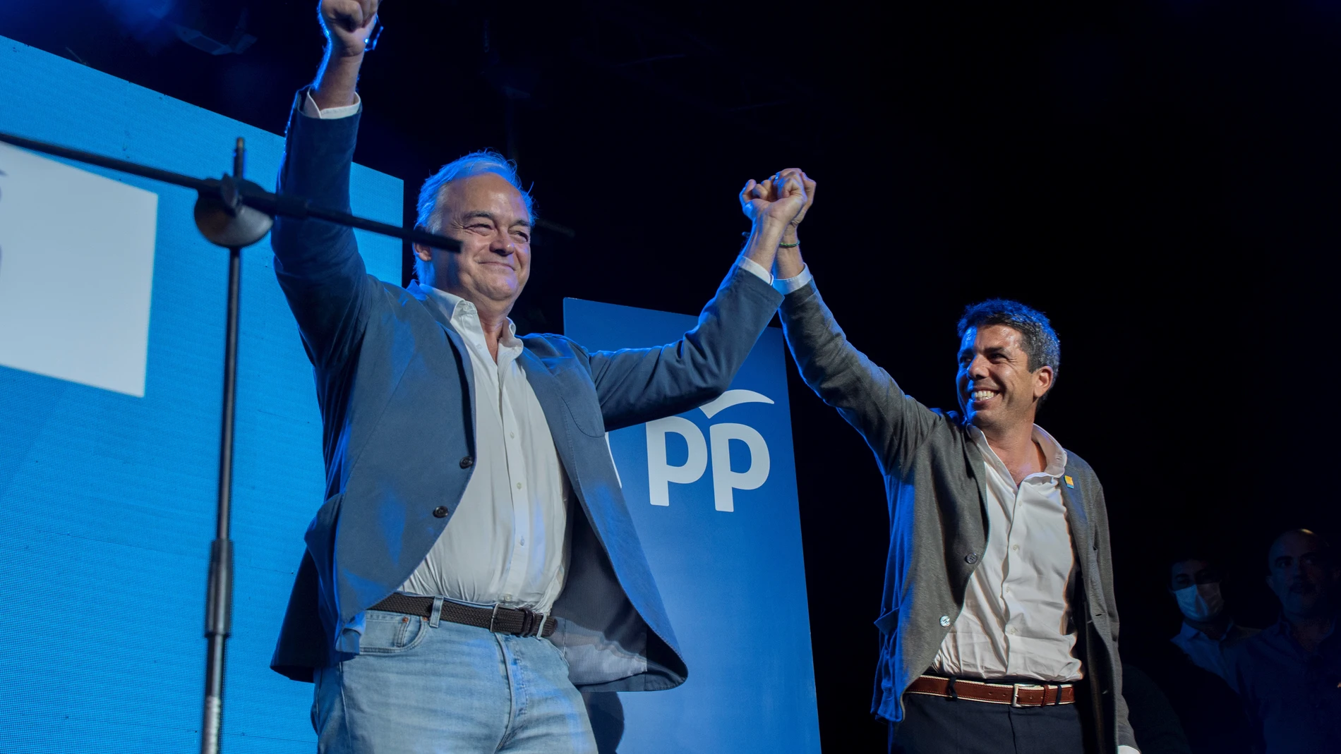 El vicepresidente Institucional del Partido Popular, Esteban González Pons, y el presidente del Partido Popular de la Comunidad Valenciana (PPCV), Carlos Mazón
