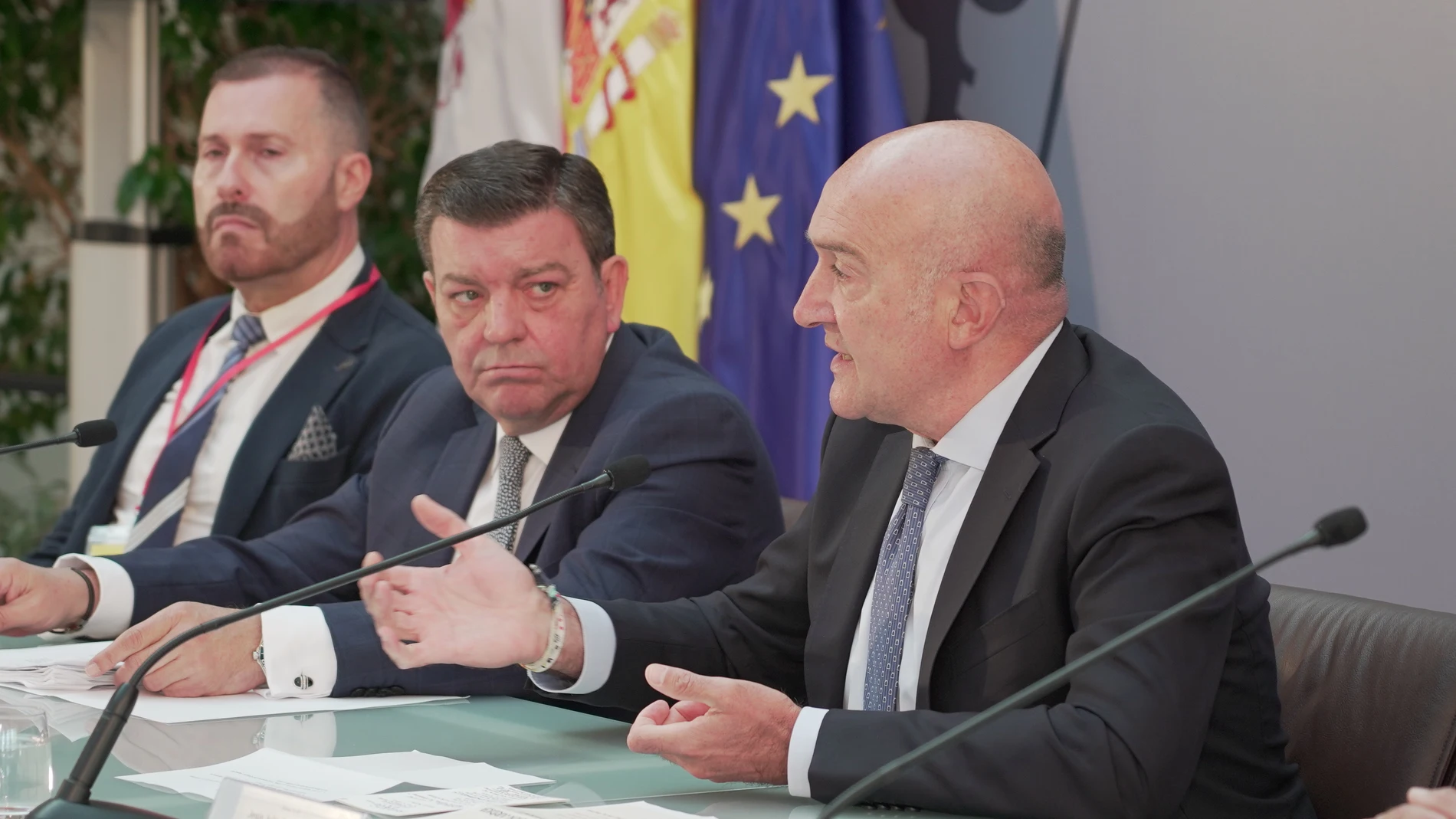 El consejero de la Presidencia, Jesús Julio Carnero, junto al director de los Servicios Jurídicos, Luis Miguel González Gago