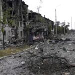 En esta imagen proporcionada por la administración militar regional de Luhansk, se ven edificios dañados en Lysychansk, en la región de Luhansk, Ucrania, el domingo 3 de julio de 2022.