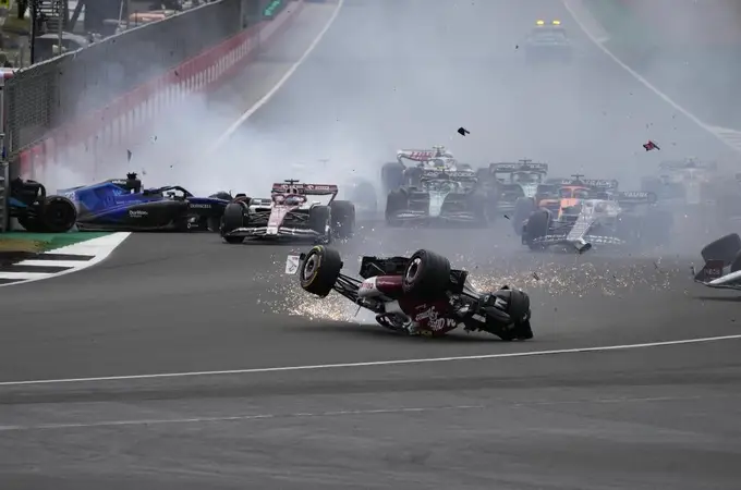 F1: Así ha sido el dramático accidente de Guanyu Zhou en Inglaterra