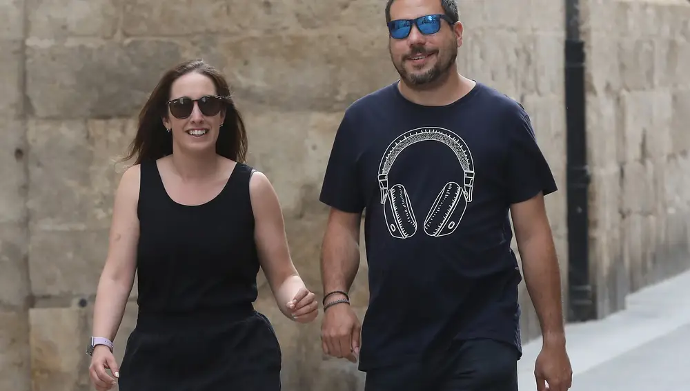 Una pareja con gafas de sol