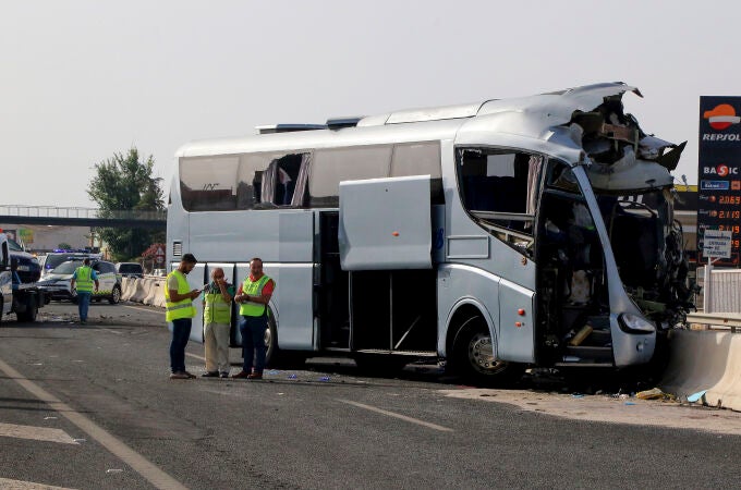 Imagen del siniestro en la provincia de Granada, con dos autobuses y un turismo implicados. EFE/ Pepe Torres