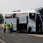 Imagen del siniestro en la provincia de Granada, con dos autobuses y un turismo implicados. EFE/ Pepe Torres