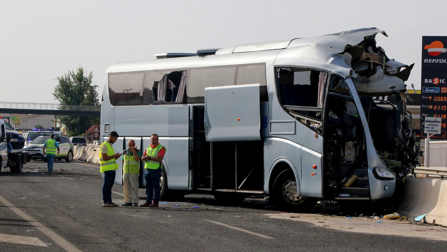 Imagen del siniestro en la provincia de Granada, con dos autobuses y un turismo implicados. EFE/ Pepe Torres