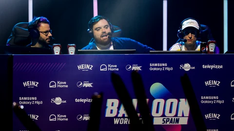 El streamer Ibai Llanos (C) y los casters Ander Cortés (d) y Barbe, durante la competición preliminar del Balloon World Cup