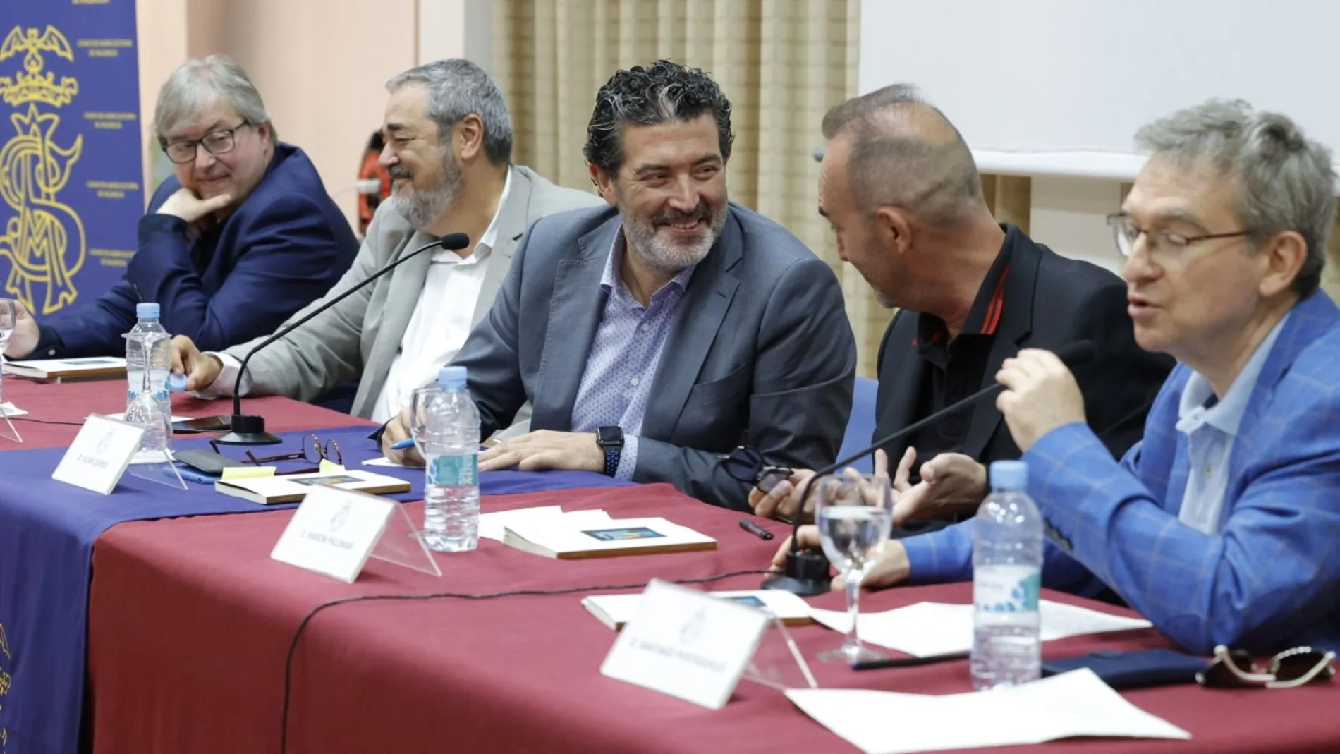 El periodista Julián Quirós, en el centro, durante la presentación del libro "Pérdidas y ganancias" en Valencia