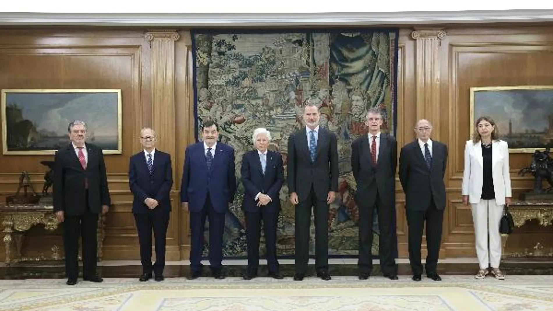 El Rey posa con lo miembros de la Real Academia de Doctores de España