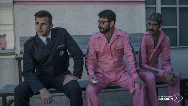 De izda. a dcha., Carlos, el guardia de la cárcel (Fernando Gil), Arturo Valls como Carlos Ferrer, y su compañero de celda, Adolfo (Javier Botet)